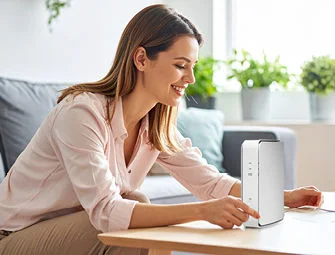 An Optimum associate speaks with business partners about key benefits of the Referral Partner Program.