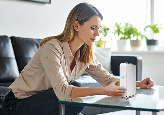 An Optimum associate speaks with business partners about key benefits of the Referral Partner Program.